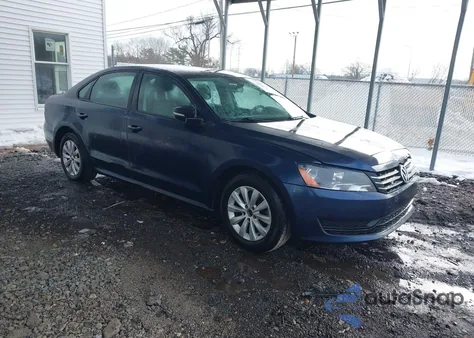 2015 Volkswagen Passat 1.8T Wolfsburg Edition z USA, uszkodzony, nr VIN 1VWAT7A37FC036561